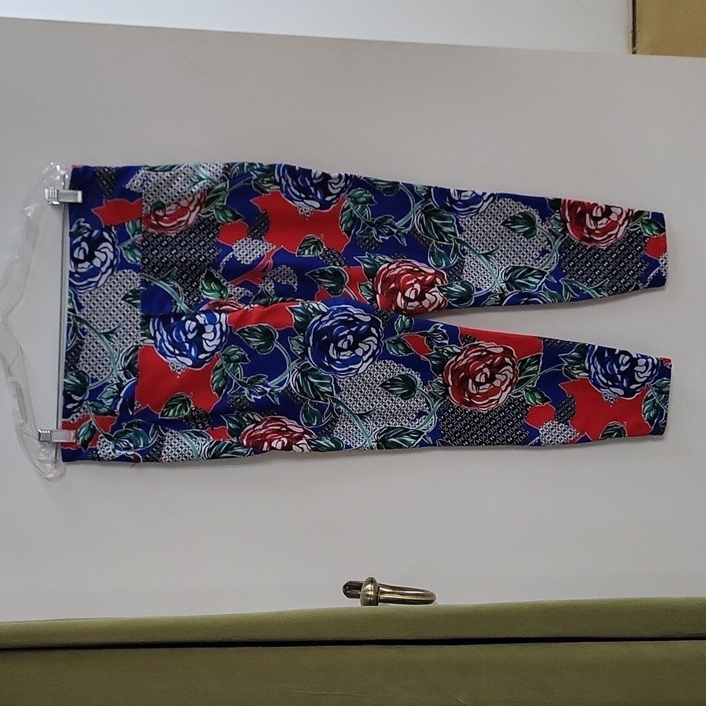 Betsey Johnson Floral Cropped Leggings - Picture 3 of 11